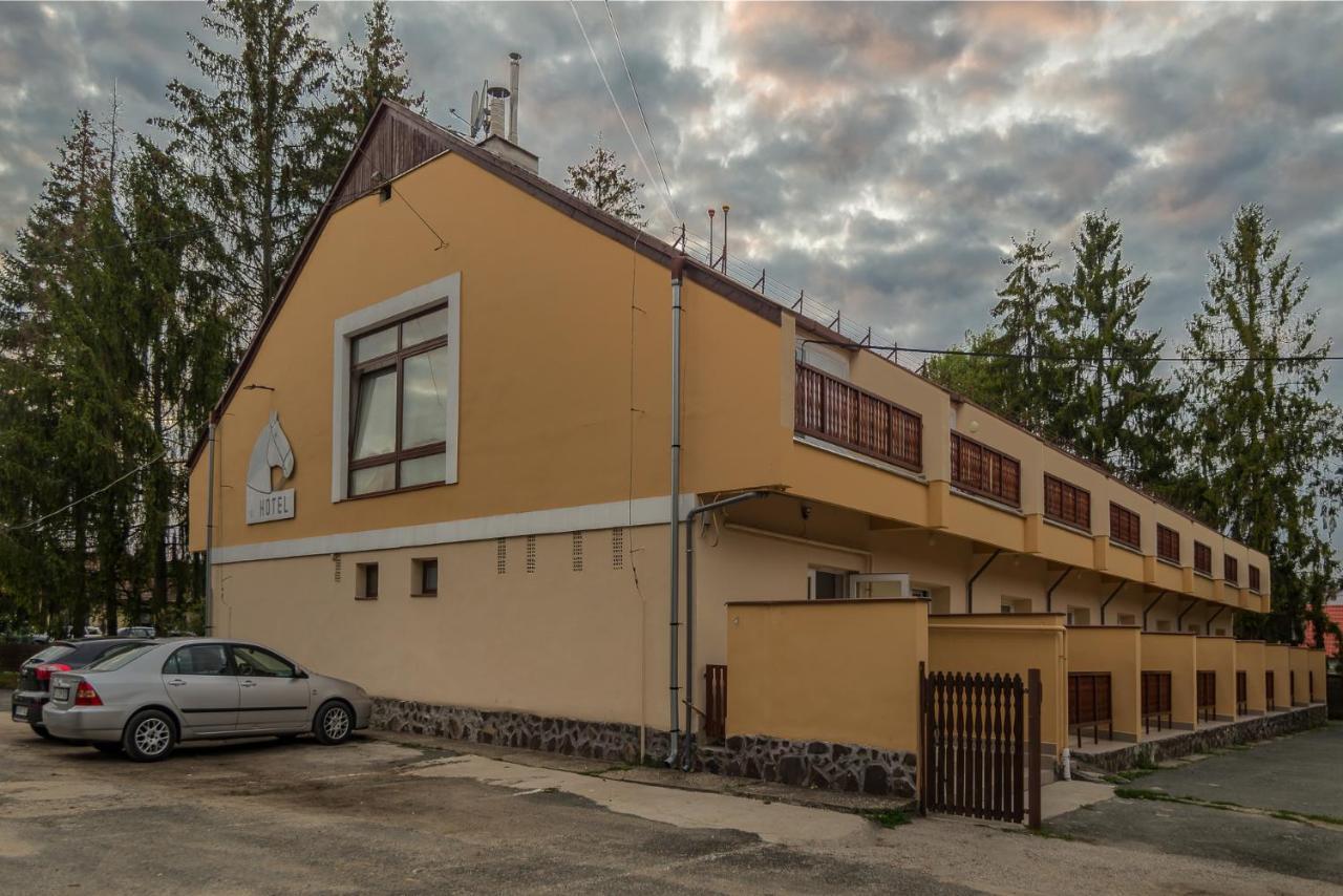 Lipicai Hotel Es Etterem Szilvasvarad Exterior foto