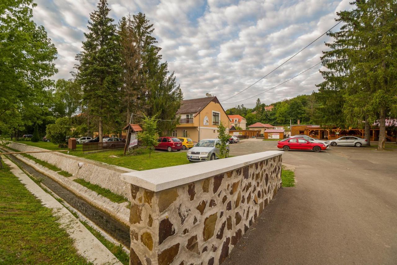 Lipicai Hotel Es Etterem Szilvasvarad Exterior foto