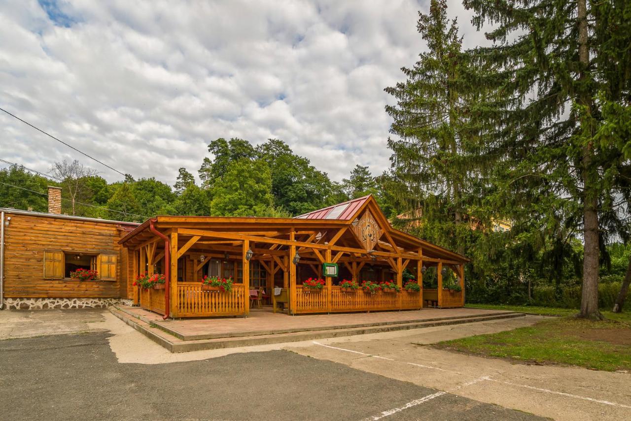 Lipicai Hotel Es Etterem Szilvasvarad Exterior foto